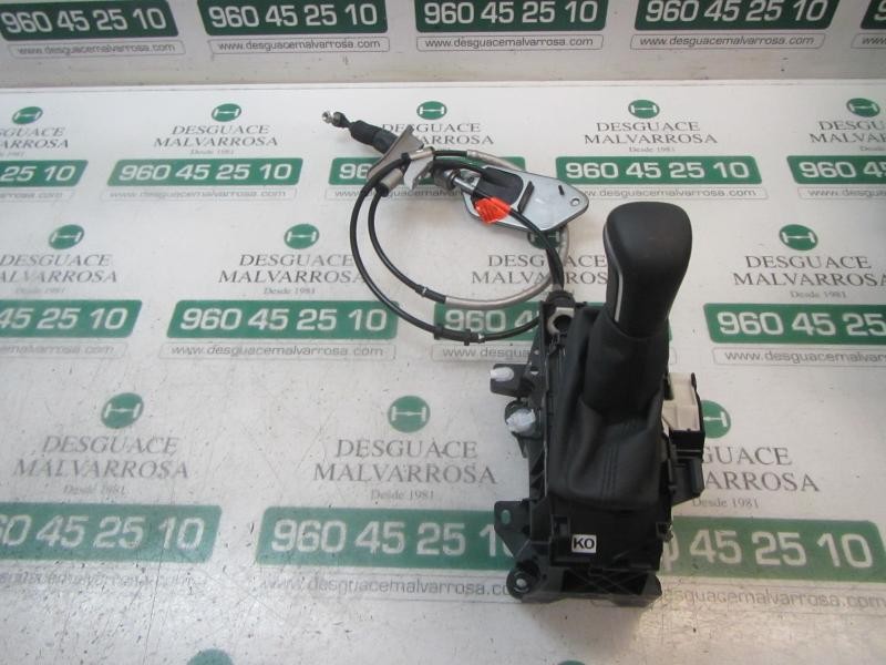 Recambio de palanca cambio para toyota corolla hybrid referencia OEM IAM 33560F4050  