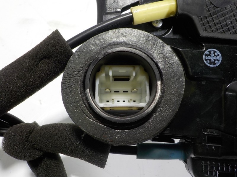 Recambio de cerradura puerta trasera derecha para lexus ct 200h referencia OEM IAM 6905033131 1012607 