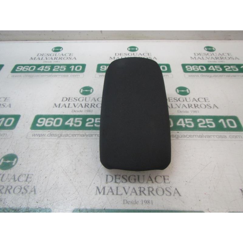 Recambio de apoyabrazos central para toyota corolla hybrid referencia OEM IAM 5890502G20C0  