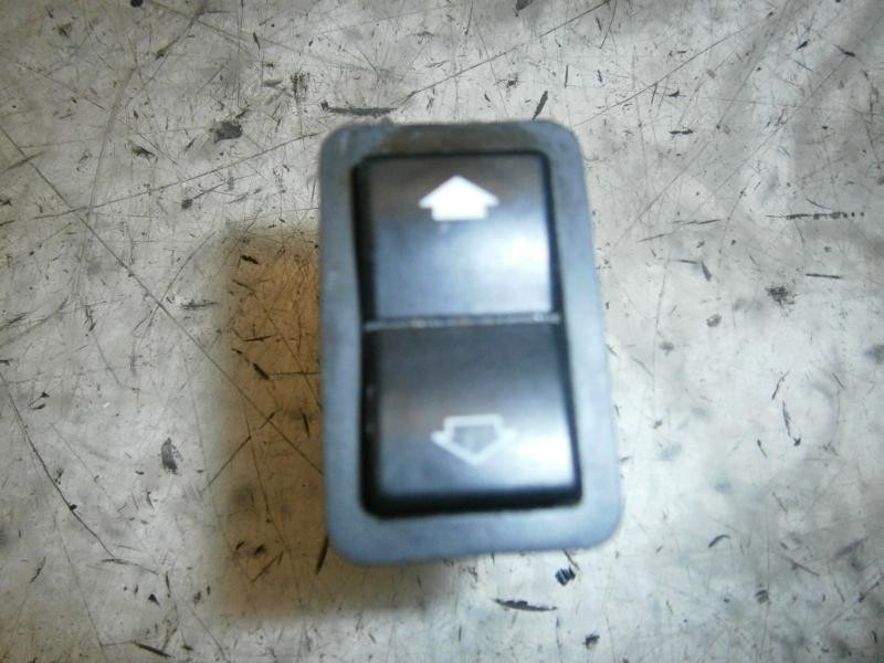 Recambio de mando elevalunas trasero izquierdo para bmw serie 5 berlina (e39) 2.5 turbodiesel cat referencia OEM IAM 61318368932