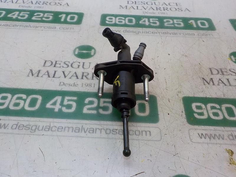 Recambio de bomba embrague para opel insignia berlina edition referencia OEM IAM 55561916  