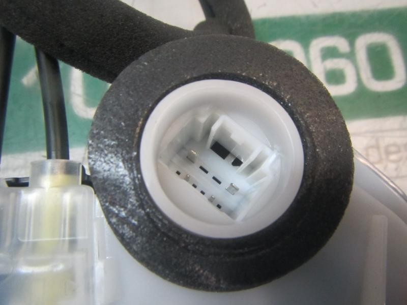 Recambio de cerradura puerta trasera derecha para toyota rav4 hybrid fwd referencia OEM IAM 6905048060  