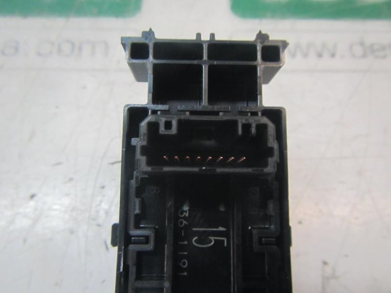 Recambio de mando elevalunas delantero derecho para toyota rav4 hybrid fwd referencia OEM IAM 8481012110  