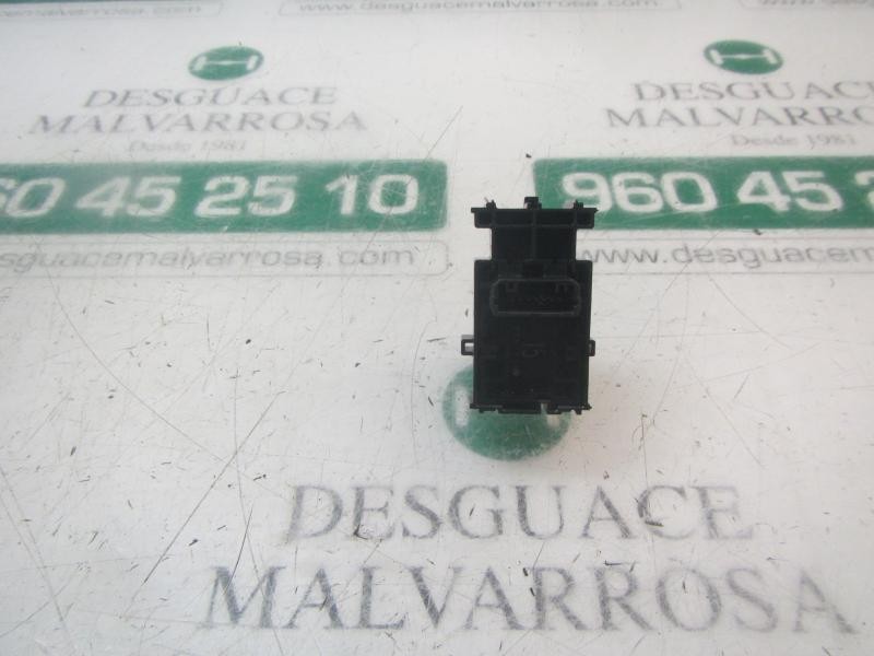 Recambio de mando elevalunas trasero derecho para toyota rav4 hybrid fwd referencia OEM IAM 8481012110  