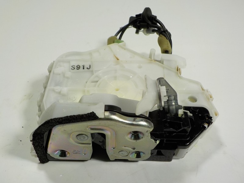 Recambio de cerradura puerta trasera derecha para mazda 3 berlina (bp) evolution referencia OEM IAM  H30A334 