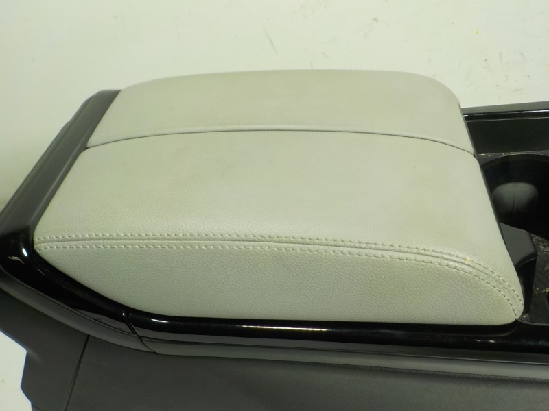 Recambio de apoyabrazos central para land rover range rover evoque evoque referencia OEM IAM LR131181  LR135513