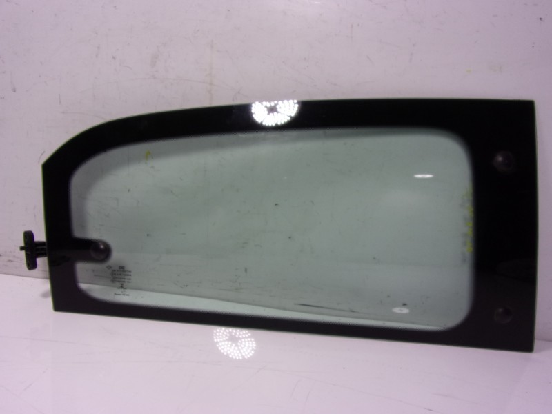 Recambio de cristal puerta trasero derecho para renault twingo iii 1.0 sce referencia OEM IAM 823007983R  