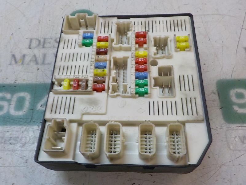 Recambio de caja reles / fusibles para renault megane iii berlina 5 p life referencia OEM IAM   