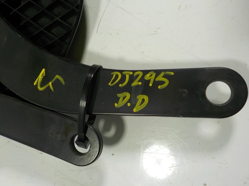 Recambio de brazo limpia delantero derecho para lexus rx 450h referencia OEM IAM 8521148170  