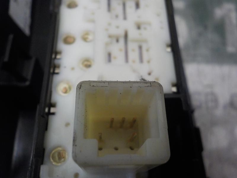 Recambio de mando elevalunas delantero derecho para toyota auris 1.8 16v (híbrido) referencia OEM IAM 8481002140  