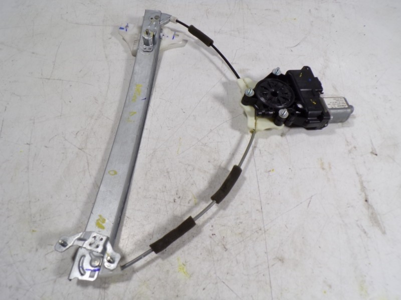 Recambio de elevalunas delantero izquierdo para hyundai i20 1.2 cat referencia OEM IAM 82403C7010 82450C8010 F00S1W2152