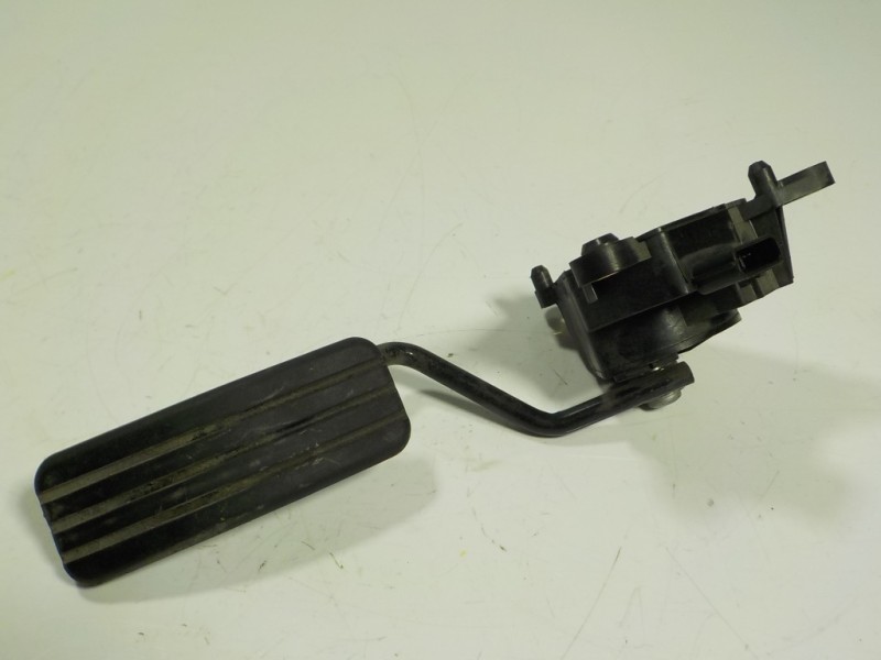 Recambio de potenciometro pedal para mercedes-benz citan (w415) combi 1.5 cdi cat referencia OEM IAM A4153000104 8200436878 