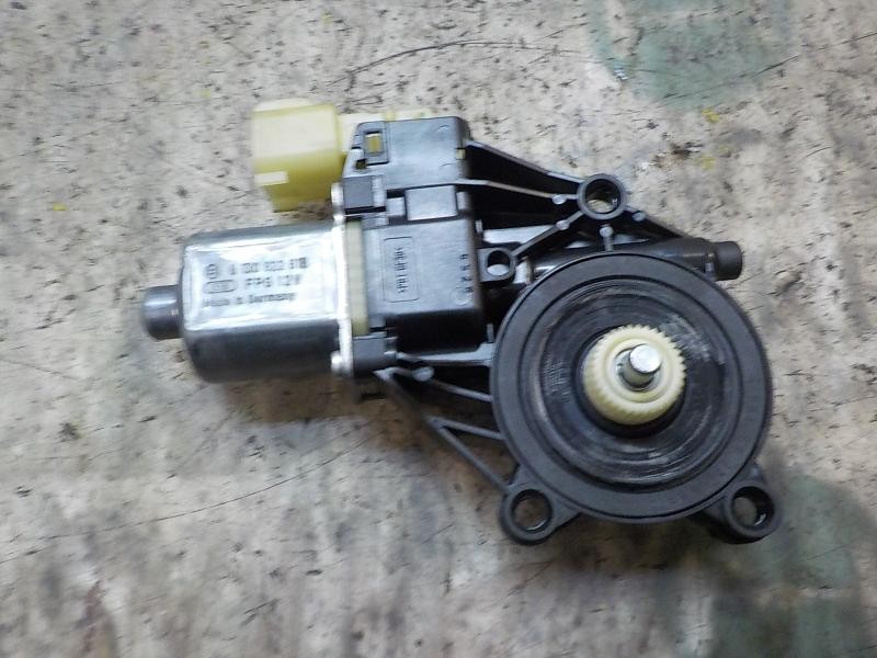 Recambio de motor elevalunas delantero izquierdo para ford fiesta (ccn) titanium referencia OEM IAM 1852321  
