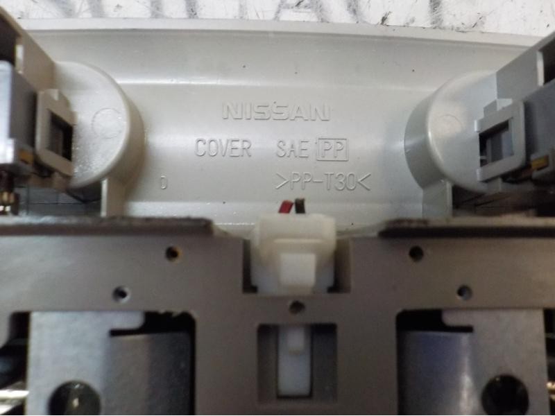 Recambio de piloto interior para nissan x-trail (t30) le referencia OEM IAM 264305L301  