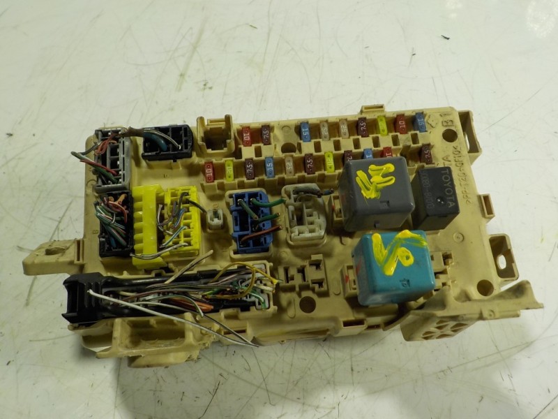 Recambio de caja reles / fusibles para toyota avensis berlina (t25) 2.0 turbodiesel cat referencia OEM IAM  82641CA010F 