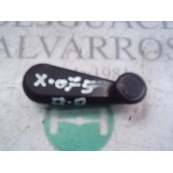 MANETA ELEVALUNAS DELANTERA IZQUIERDA 