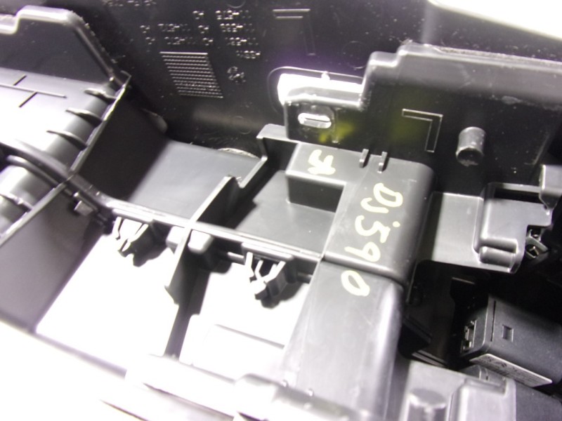 Recambio de apoyabrazos central para peugeot 208 (p2) 1.2 puretech referencia OEM IAM 98233772ZD  