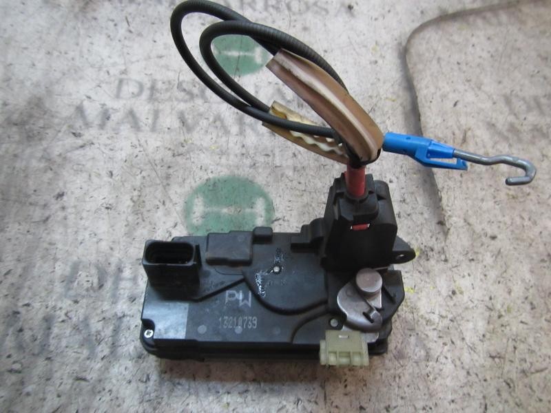 Recambio de cerradura puerta trasera derecha para opel zafira b 1.9 cdti referencia OEM IAM   