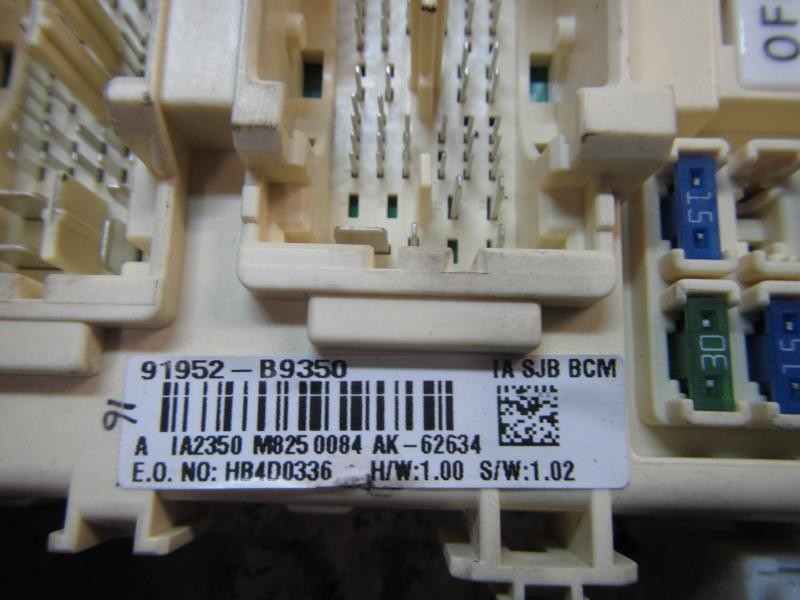 Recambio de caja reles / fusibles para hyundai i10 1.2 cat referencia OEM IAM 91952B9350 91952B9350 