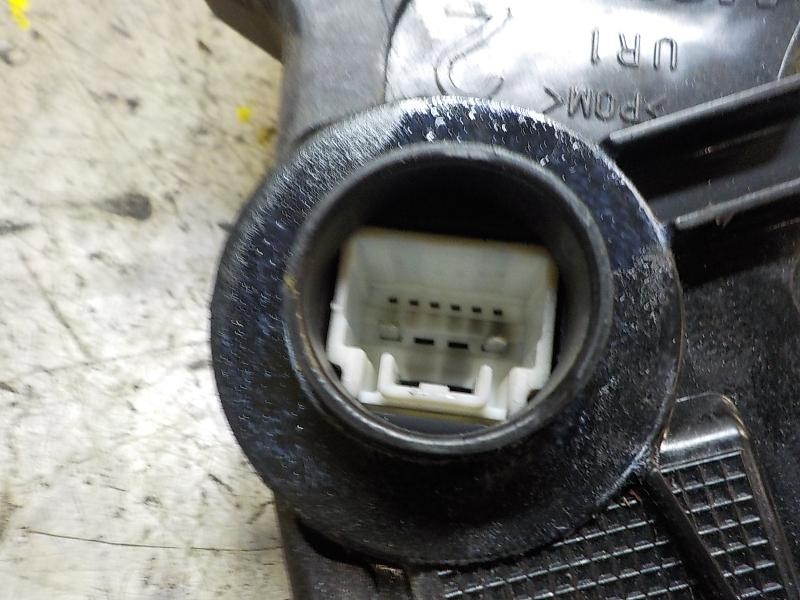 Recambio de cerradura puerta delantera derecha para toyota auris 2.0 d-4d cat referencia OEM IAM 6903002220  