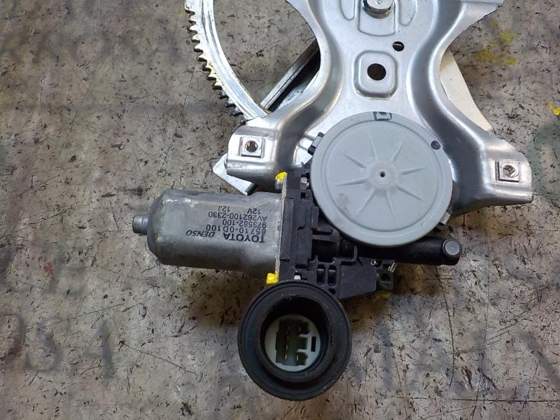 Recambio de elevalunas delantero derecho para toyota auris 2.0 d-4d cat referencia OEM IAM 6981002320  