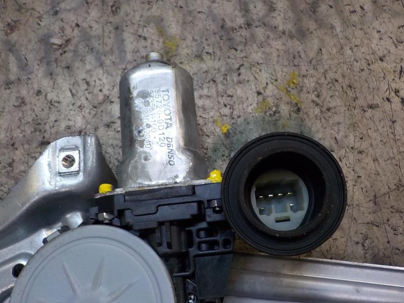 Recambio de elevalunas trasero derecho para toyota auris 2.0 d-4d cat referencia OEM IAM 6983002240  