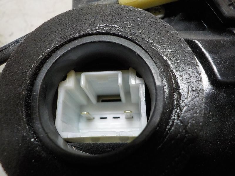 Recambio de cerradura puerta trasera derecha para toyota rav 4 2.0 d-4d cat referencia OEM IAM 6905042021  