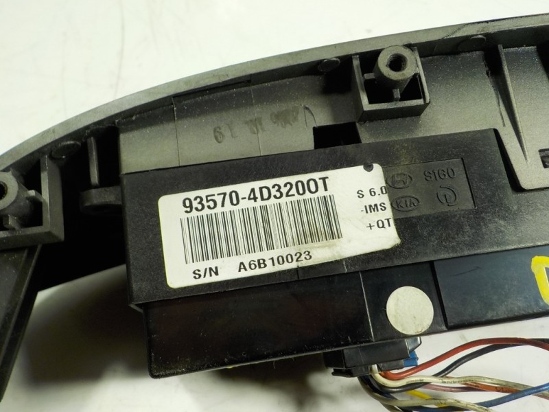 Recambio de mando elevalunas delantero izquierdo para kia carnival 2.9 crdi cat referencia OEM IAM  935704D3200T 