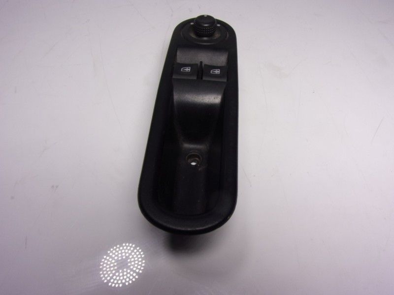 Recambio de mando elevalunas delantero izquierdo para renault twingo iii 1.0 sce referencia OEM IAM 254110431R 809612578R 255704