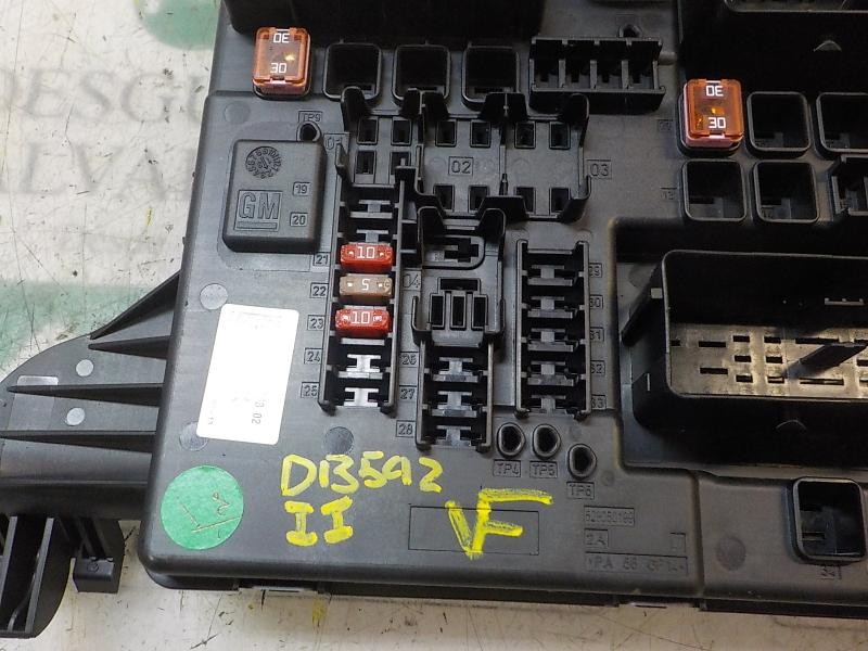 Recambio de caja reles / fusibles para opel insignia berlina selective referencia OEM IAM 22737768  