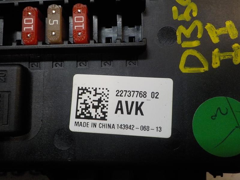 Recambio de caja reles / fusibles para opel insignia berlina selective referencia OEM IAM 22737768  