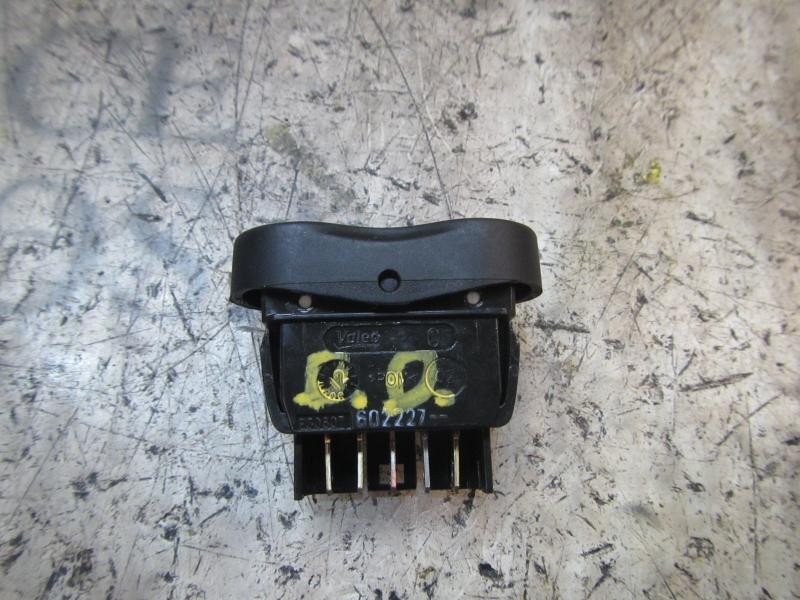 Recambio de mando elevalunas delantero derecho para dacia sandero ambiance referencia OEM IAM 8200602227  