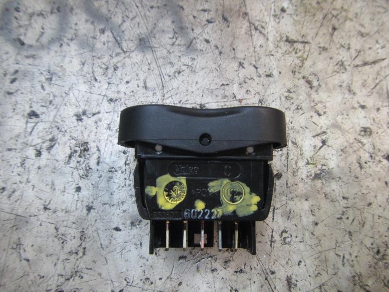 Recambio de mando elevalunas delantero izquierdo para dacia sandero ambiance referencia OEM IAM 8200602227  