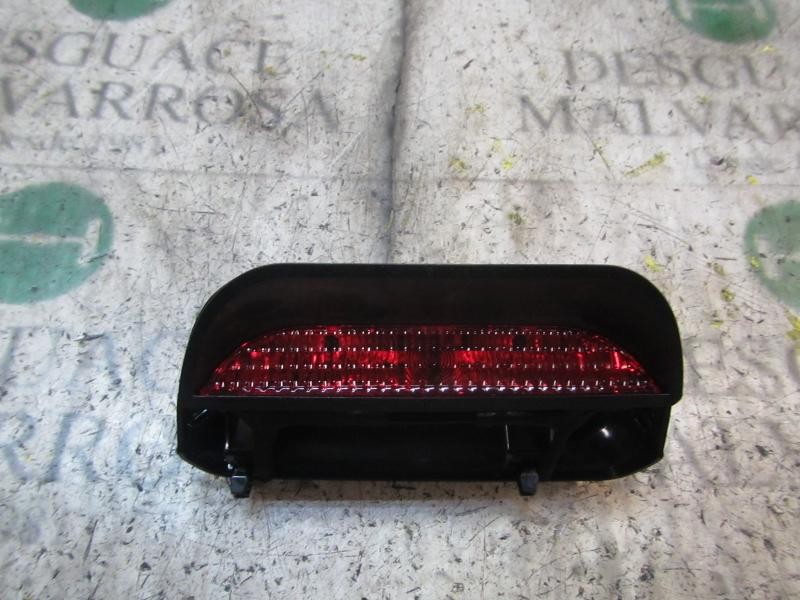 Recambio de piloto trasero central para dacia sandero ambiance referencia OEM IAM 8200734823  