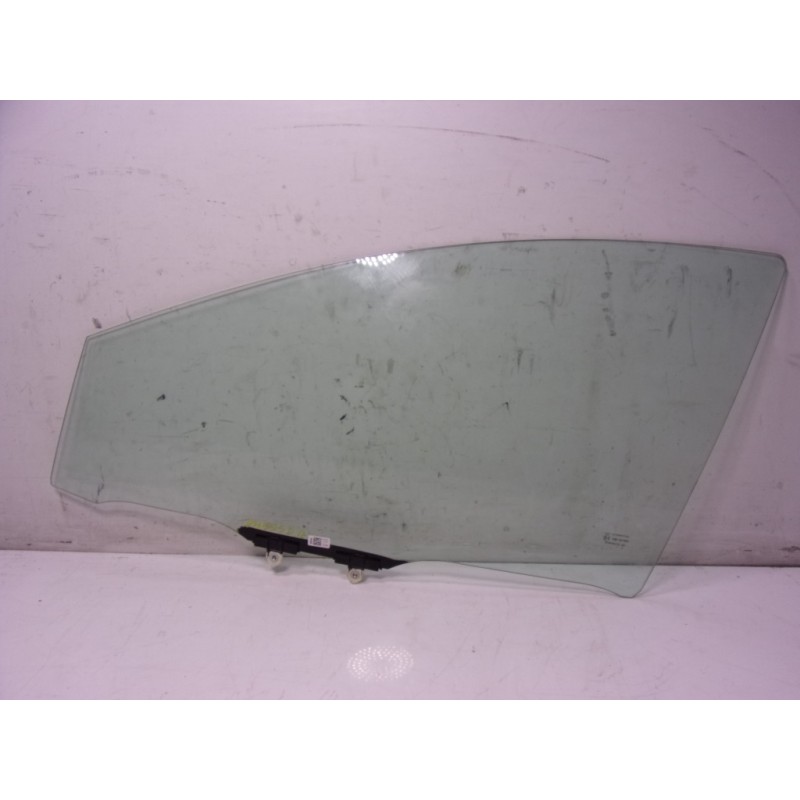 Recambio de cristal puerta delantero izquierdo para toyota yaris 1.5 vvti hev referencia OEM IAM 681020D060  