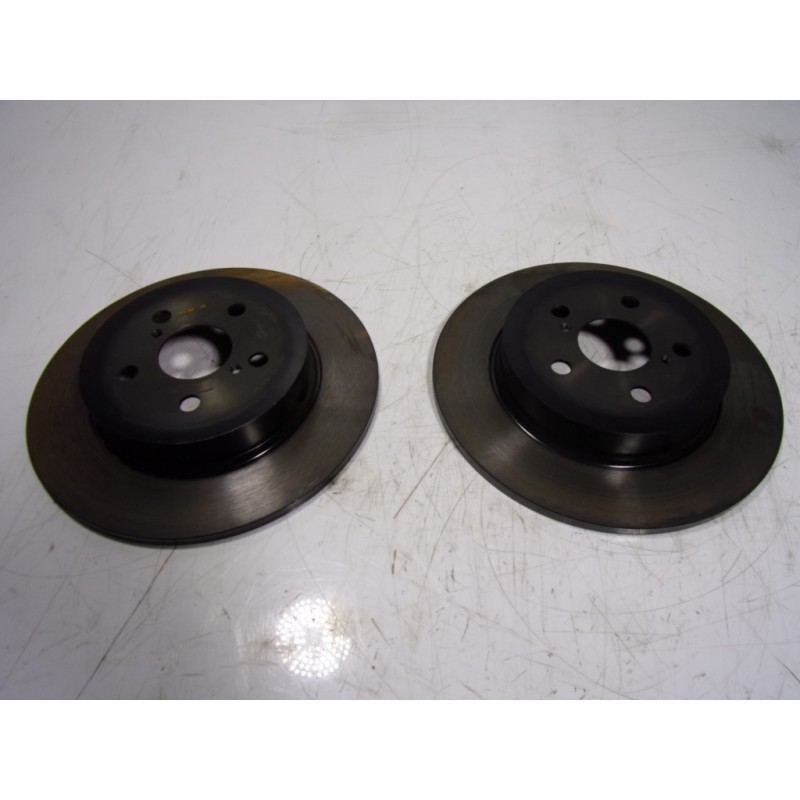 Recambio de disco freno trasero para toyota yaris 1.5 vvti hev referencia OEM IAM   