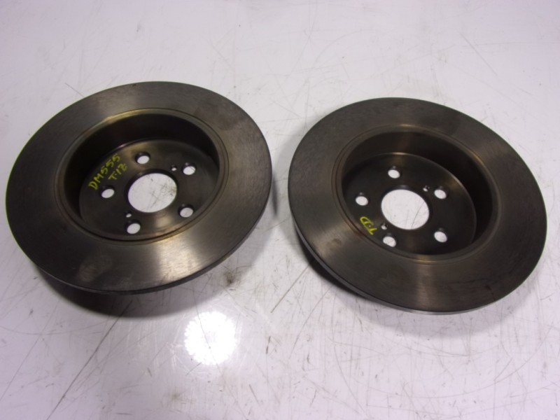 Recambio de disco freno trasero para toyota yaris 1.5 vvti hev referencia OEM IAM   