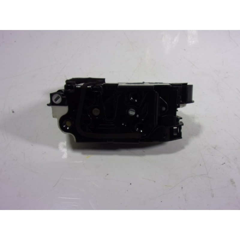 Recambio de cerradura puerta trasera derecha para skoda yeti 1.2 tsi referencia OEM IAM 5K4839016R 5E0839015 