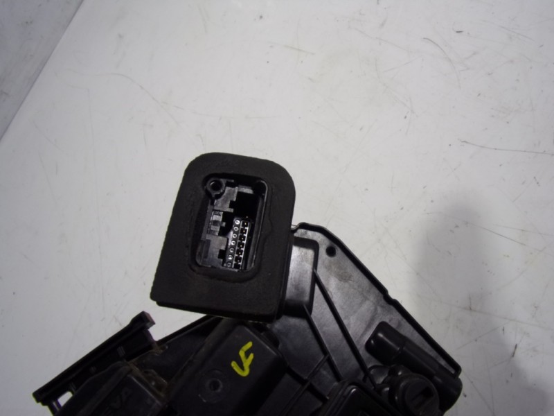 Recambio de cerradura puerta trasera izquierda para skoda yeti 1.2 tsi referencia OEM IAM 5K4839015R 5E0839016 