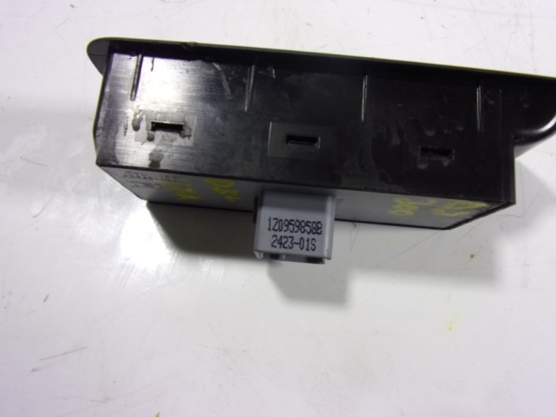 Recambio de mando elevalunas delantero izquierdo para skoda yeti 1.2 tsi referencia OEM IAM 1Z0959858BREH 1Z0959858B 