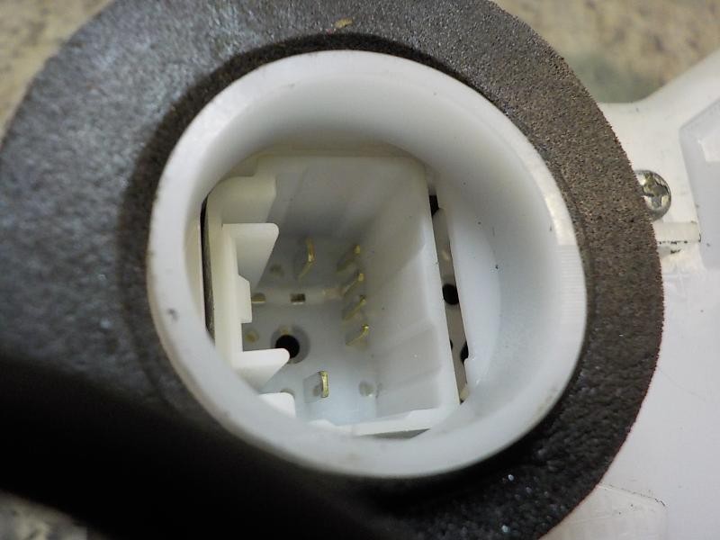 Recambio de cerradura puerta delantera derecha para toyota yaris 1.4 turbodiesel cat referencia OEM IAM 690300D140  