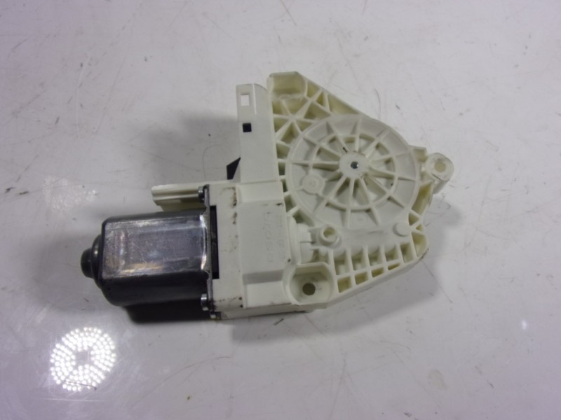 Recambio de motor elevalunas delantero derecho para skoda yeti 1.2 tsi referencia OEM IAM 8K0959812A 8K0959812A 