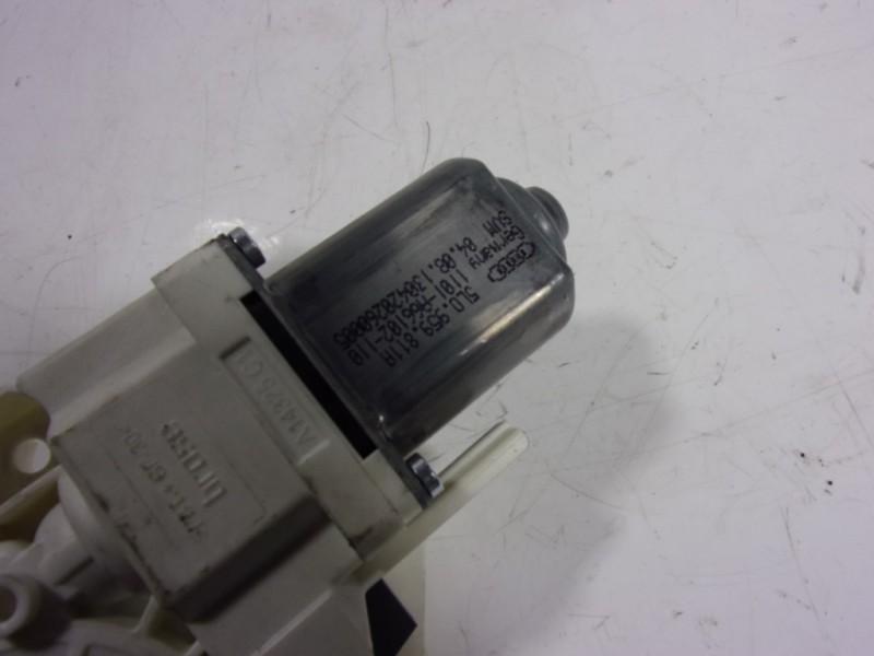 Recambio de motor elevalunas trasero izquierdo para skoda yeti 1.2 tsi referencia OEM IAM 5L0959811A 5L0959811A 