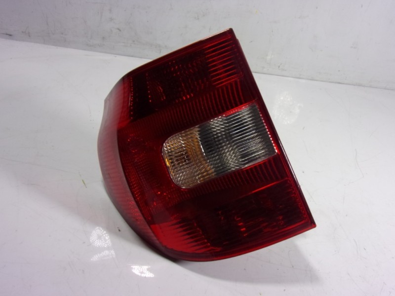 Recambio de piloto trasero izquierdo para skoda yeti 1.2 tsi referencia OEM IAM 5L0945111  