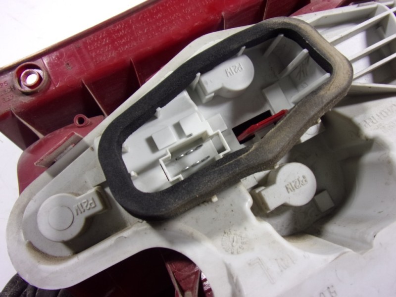 Recambio de piloto trasero izquierdo para skoda yeti 1.2 tsi referencia OEM IAM 5L0945111  