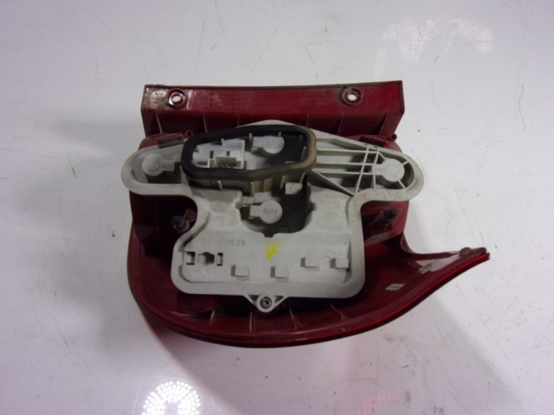 Recambio de piloto trasero izquierdo para skoda yeti 1.2 tsi referencia OEM IAM 5L0945111  