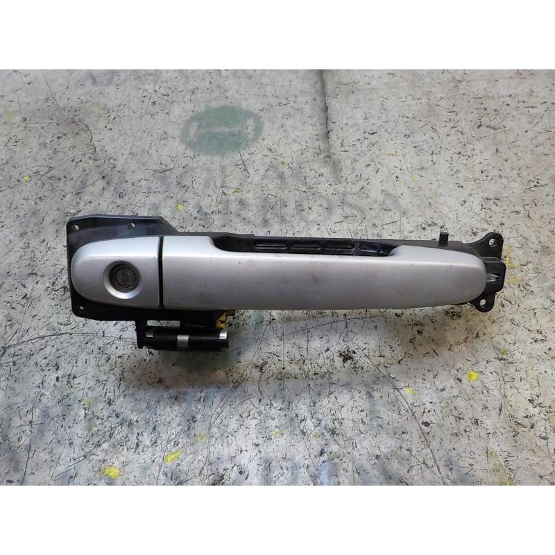 Recambio de maneta exterior delantera izquierda para toyota yaris 1.4 turbodiesel cat referencia OEM IAM 692110D901  