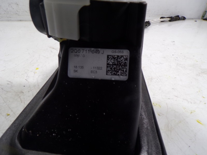 Recambio de palanca cambio para volkswagen polo 1.0 tsi referencia OEM IAM 2Q0711049J 2Q0711049J 