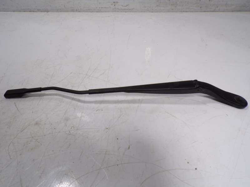 Recambio de brazo limpia delantero izquierdo para dacia sandero 0.9 tce referencia OEM IAM   