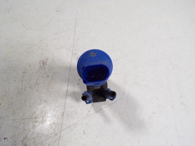 Recambio de bomba limpia para ford c-max 1.0 ecoboost cat referencia OEM IAM 1686506 AV6113K082AA 